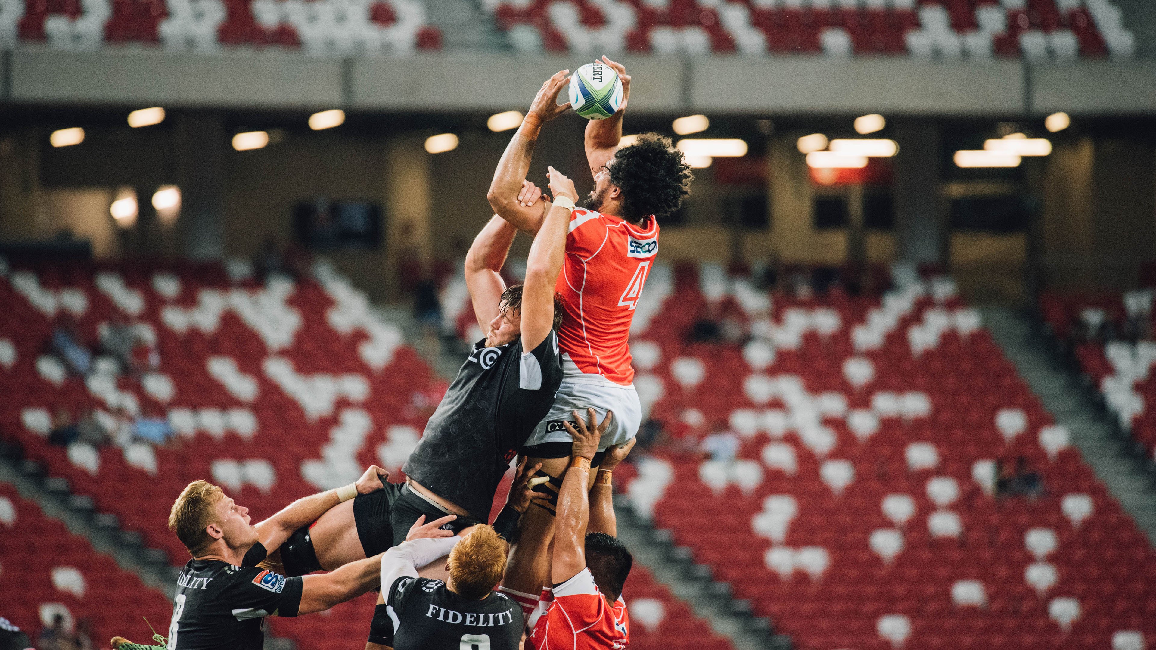 阿劳霍的子弹,F1争冠夜,一粒进球如何击碎赛道与球场的次元壁