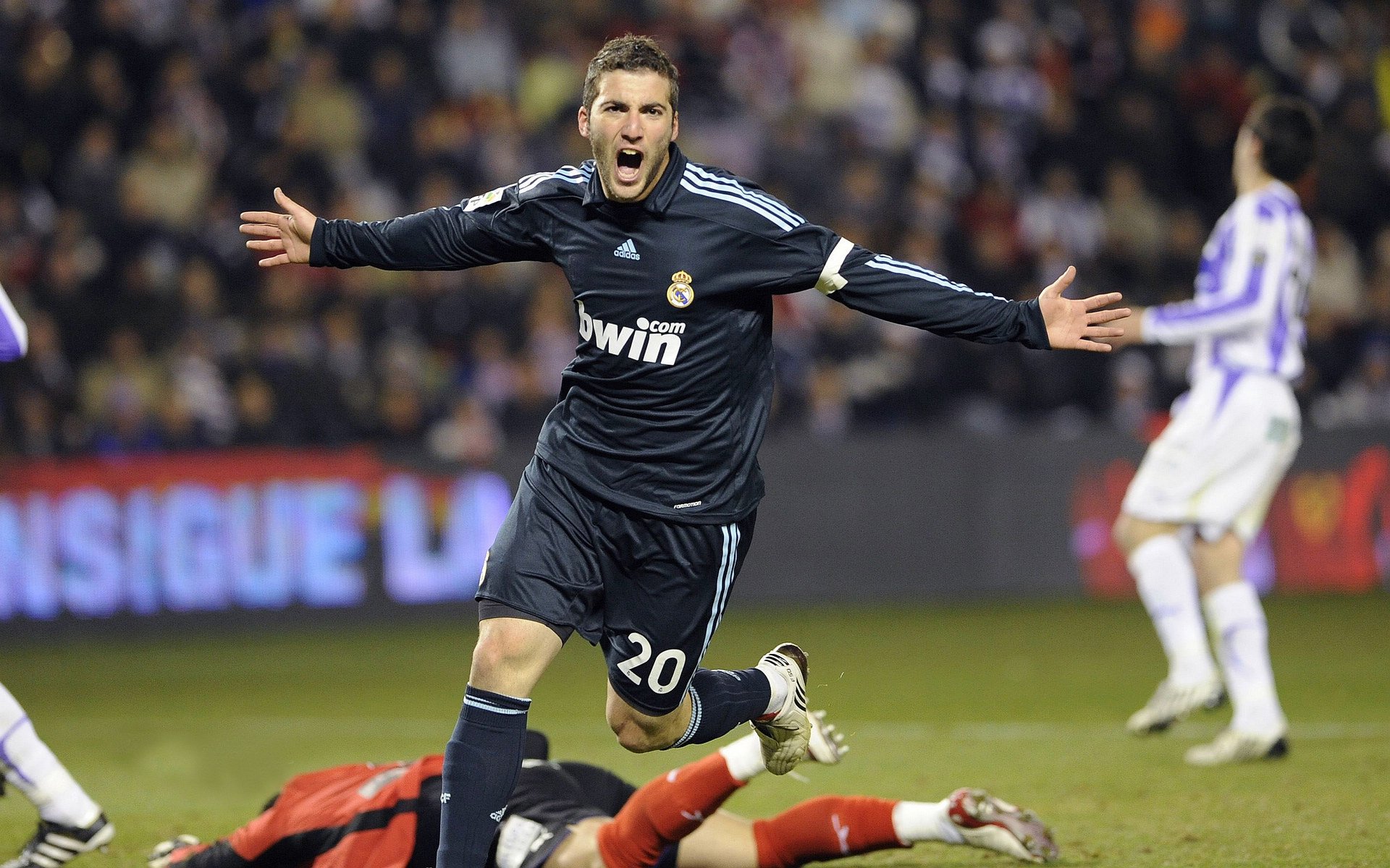 马丁内利，在嘘声与寂静之间，他选择成为回响