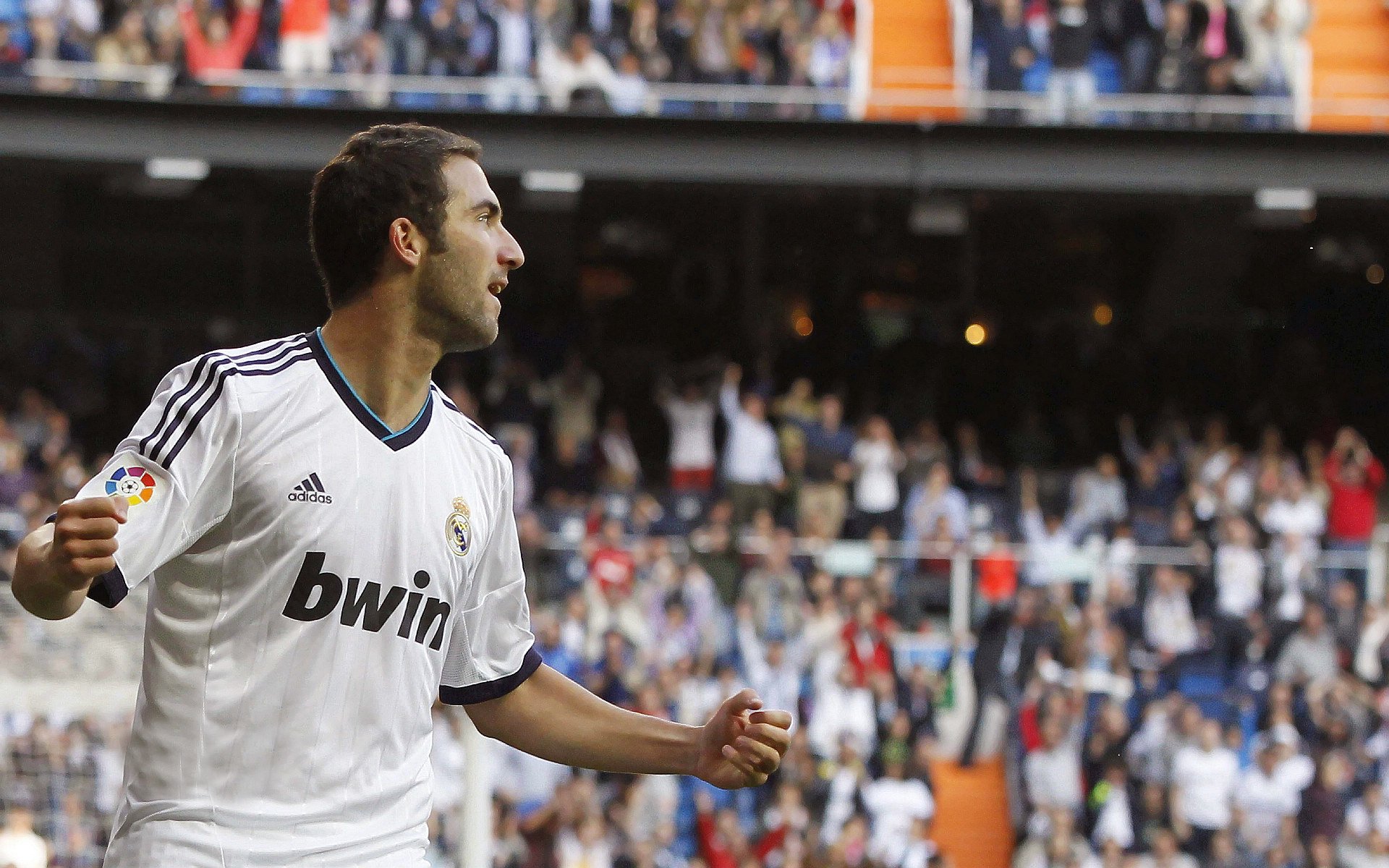 凯尔特人强压老鹰,拉文在意甲焦点战接管比赛,体育世界的平行叙事